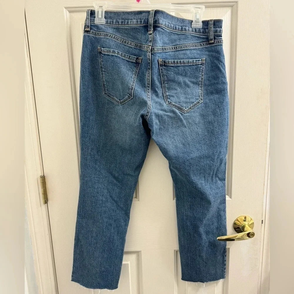 Old Navy Mid-Rise Petite Boyfriend Jeans - Picture 6 of 7